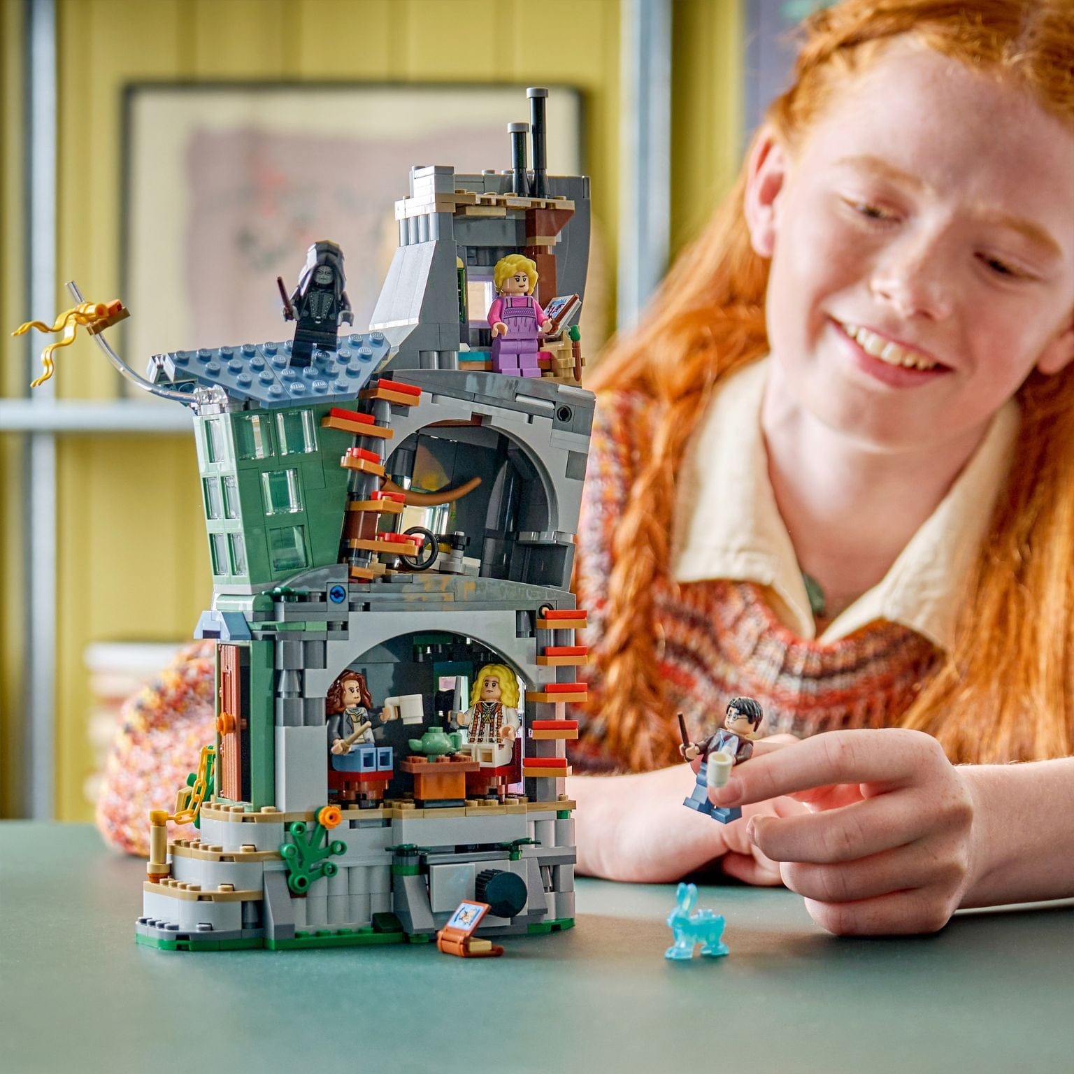 Lego Harry Potter Casa da Luna Lovegood com cenário para brincadeira e personagens