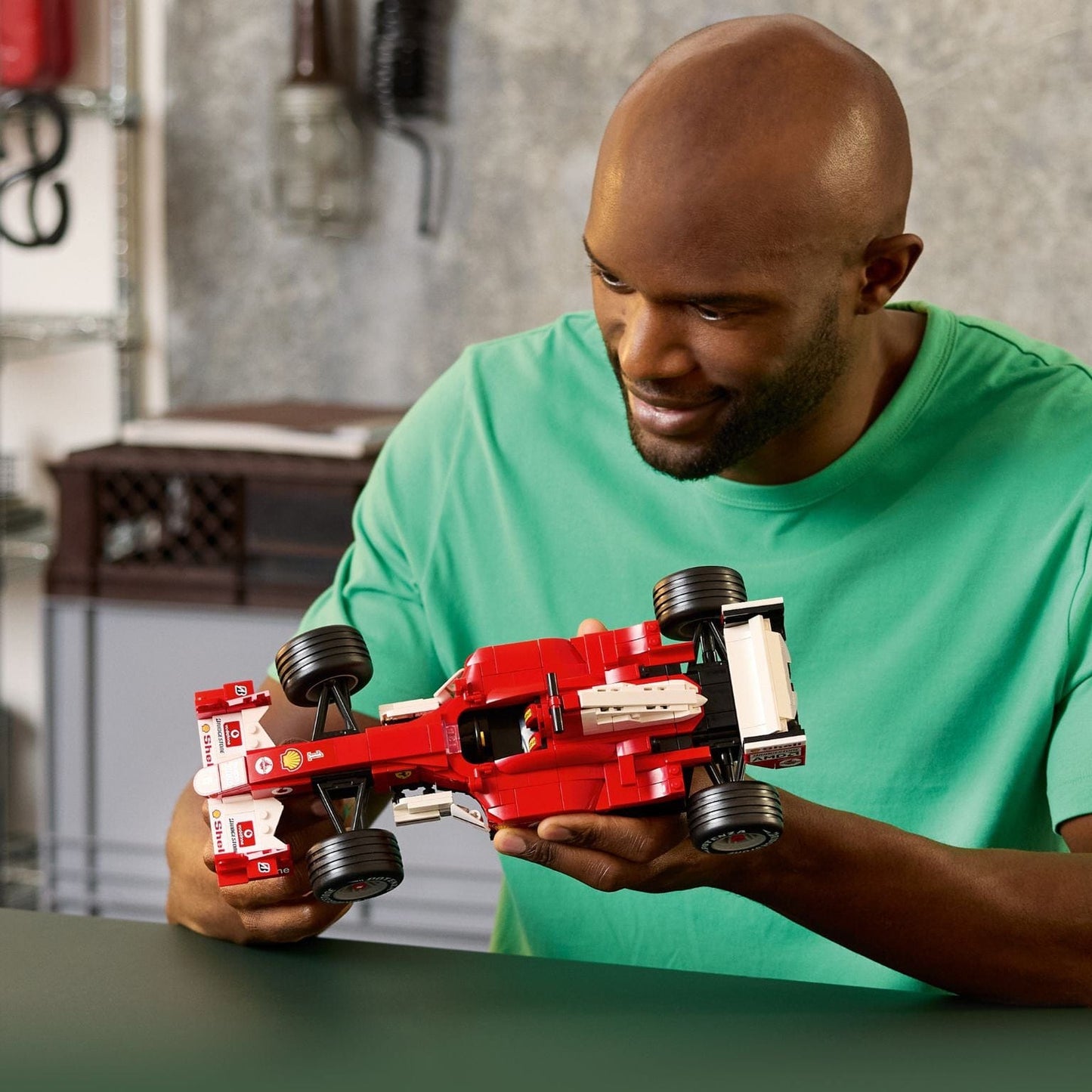 Lego Icons Ferrari F2004 e Michael Schumacher modelo vermelho com minifigura e troféu