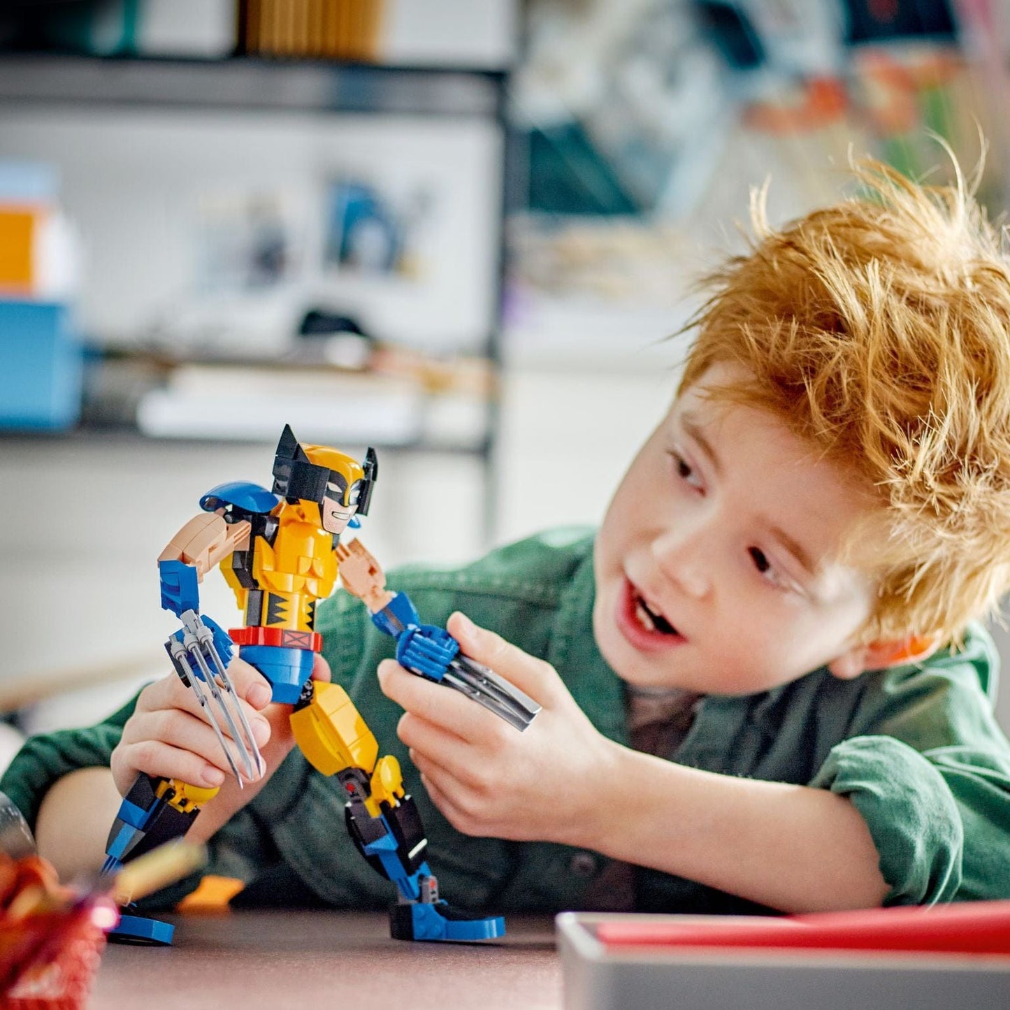 Figura de Construção de Wolverine LEGO Marvel em pose de ação com garras