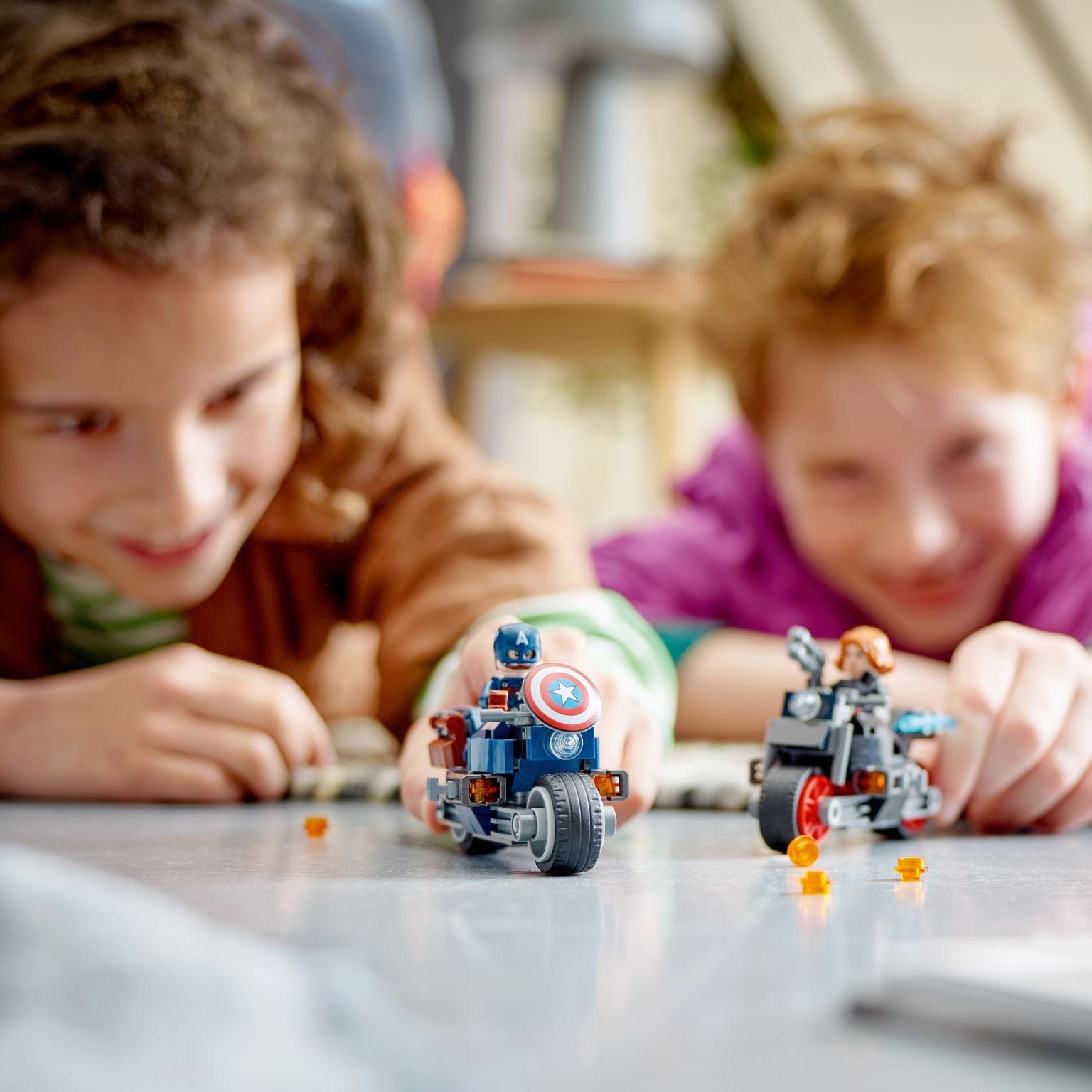 Lego Marvel Motos de Viúva Negra e Capitão América com duas motos e minifiguras em ação