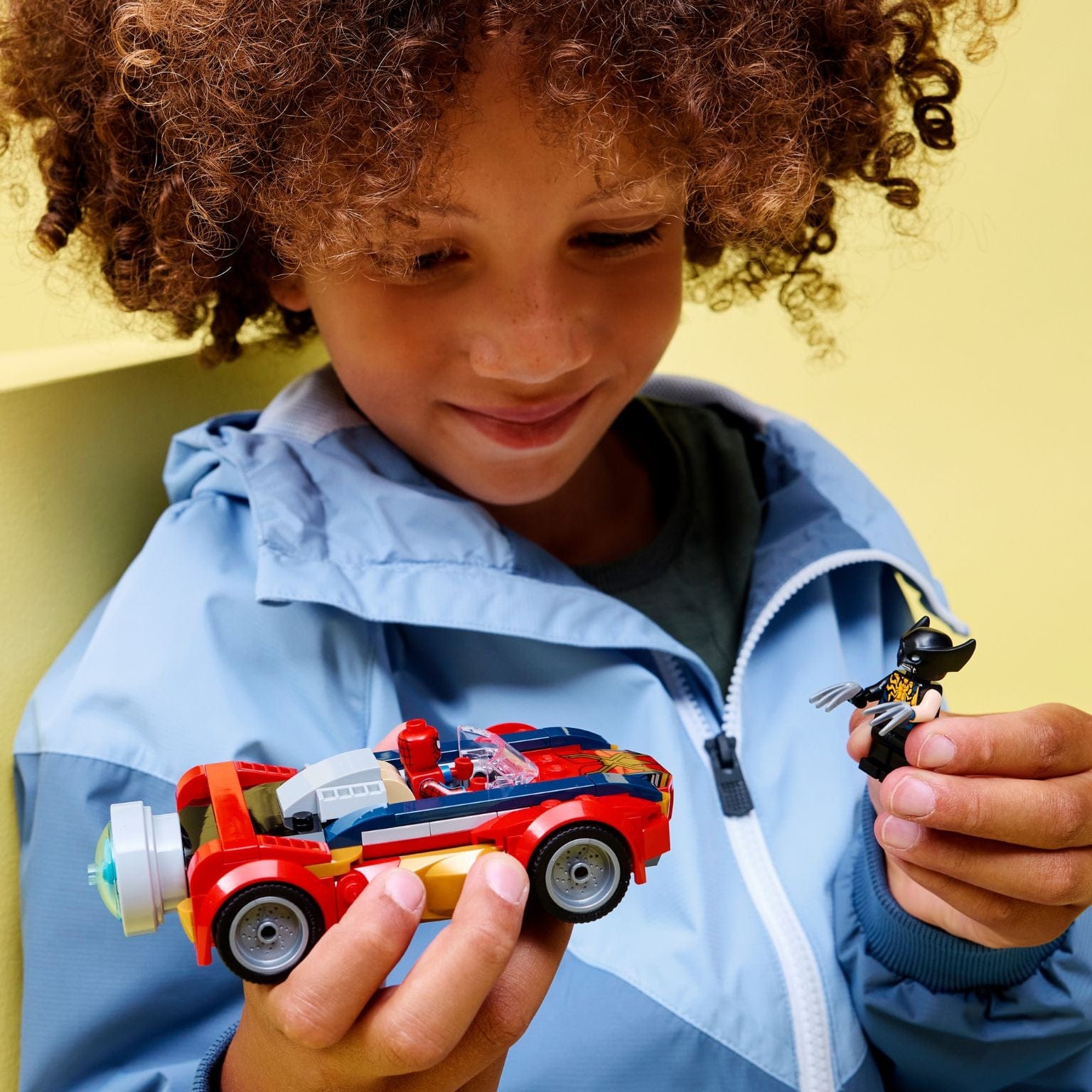 Lego Marvel Carro do Spider-Man contra Wolverine Venomizado com minifiguras e carro vermelho azul