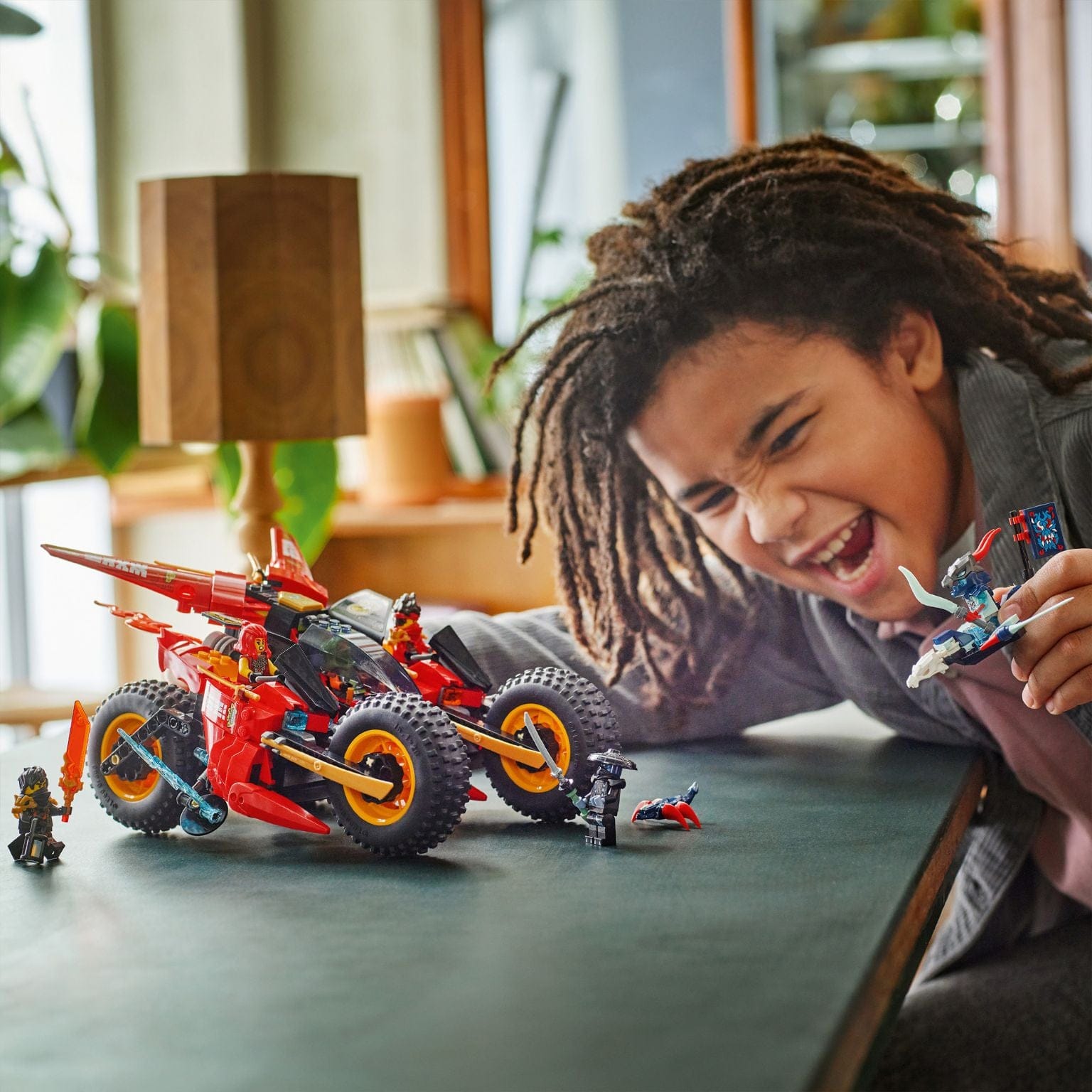 Lego Ninjago Veículo de Combate Ninja em vermelho com minifiguras em ação