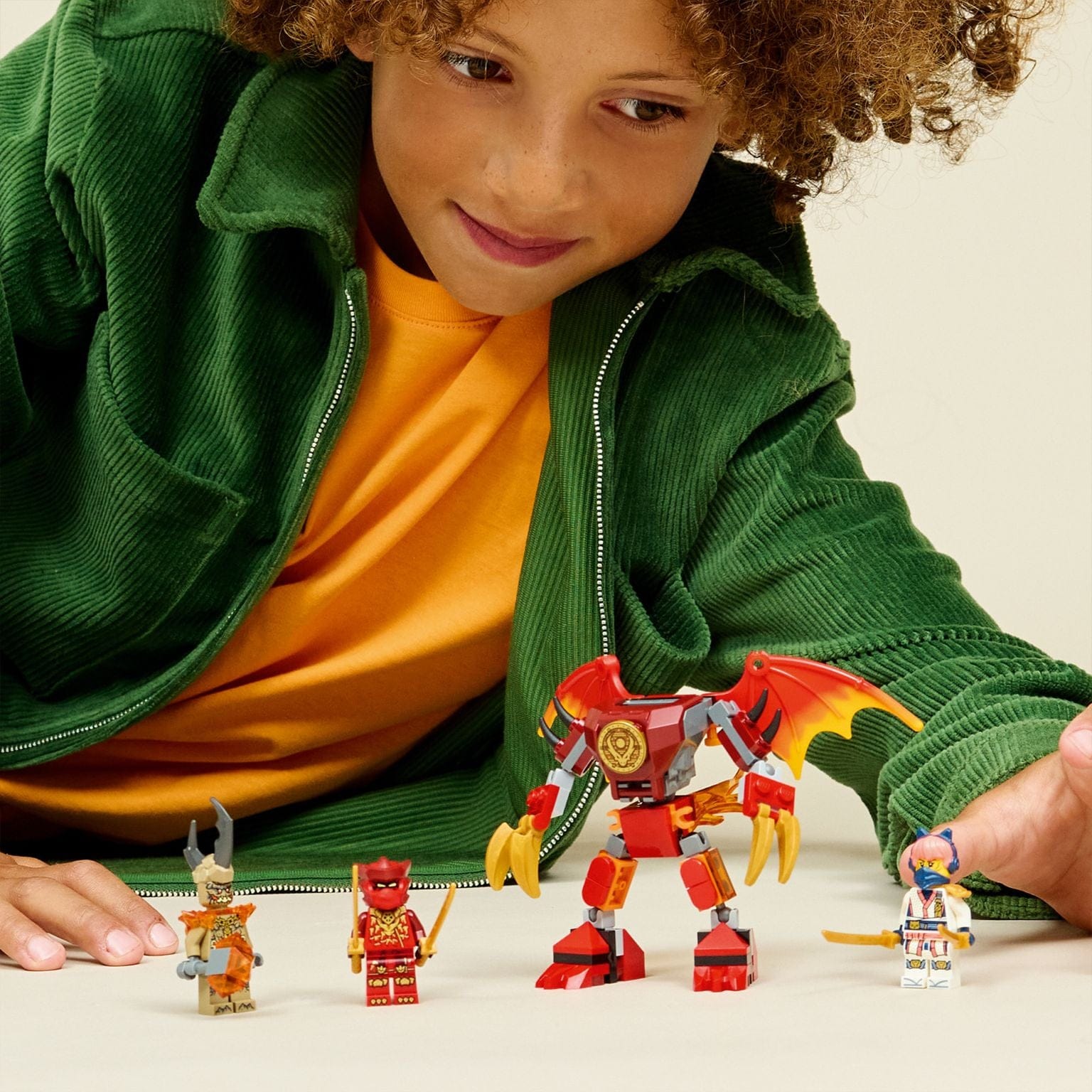 Lego Ninjago Pack de Batalha do Robô Dragão do Kai com robô vermelho articulado e minifiguras
