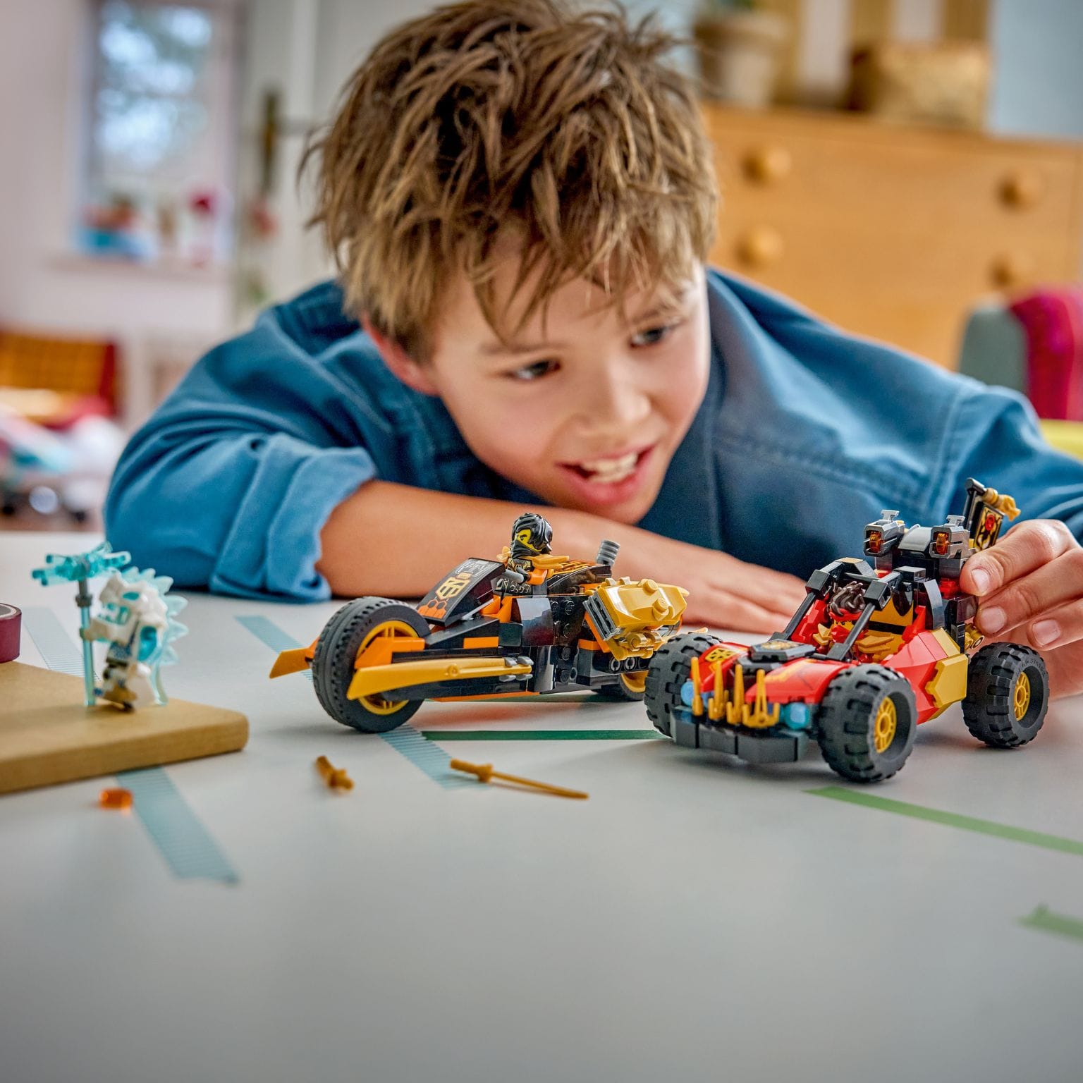 Set LEGO NINJAGO com Kai e Cole em aventura de veículos