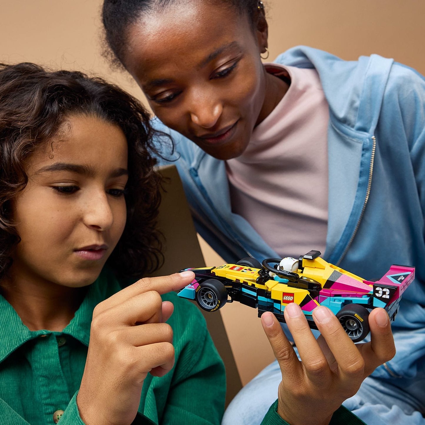 Lego Speed Champions Carro de Corrida Lego F1 Academy amarelo rosa azul com piloto e capacete