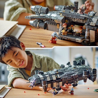 LEGO Star Wars The Onyx Cinder spaceship with minifigures on a mission