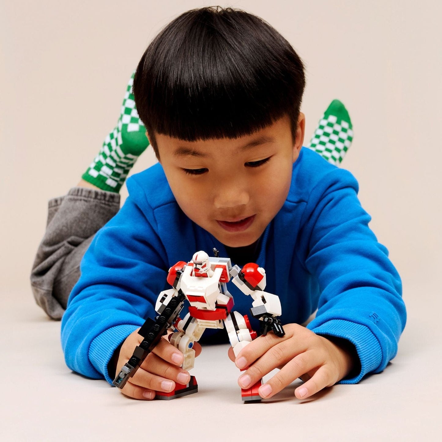 Lego Star Wars Robô Clone Shock Trooper branco e vermelho com minifigura e arma em cenário de ação