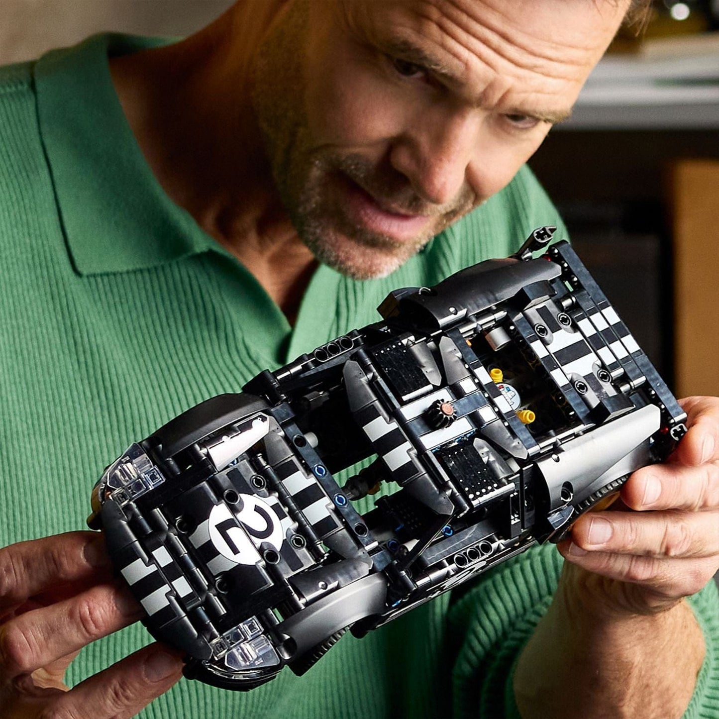Lego Technic Carro de Corrida 1966 Ford GT40 MKII preto com riscas e rodas douradas