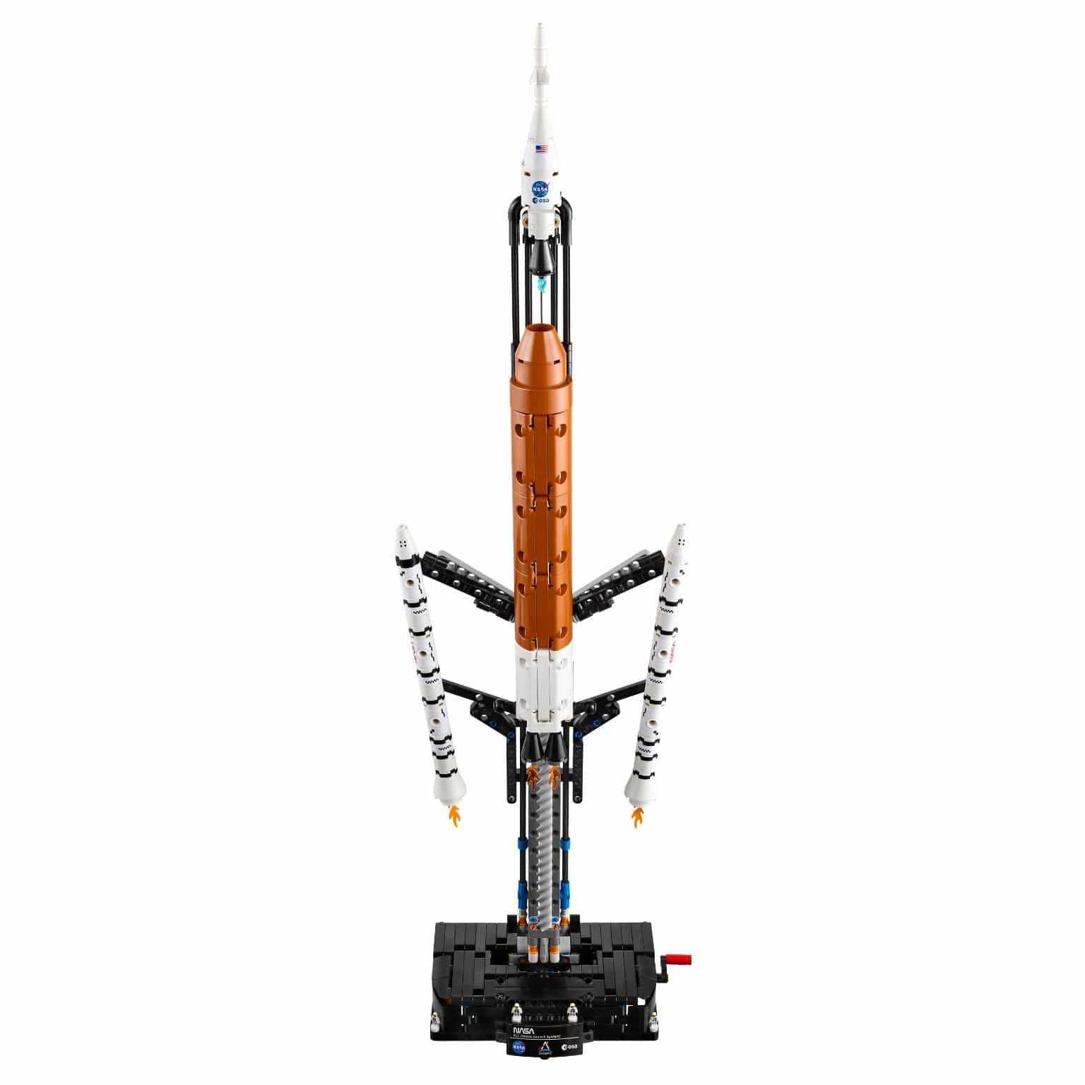 Lego Technic Foguetão do Sistema de Lançamento Espacial NASA Artemis montado em base de lançamento com tema espacial