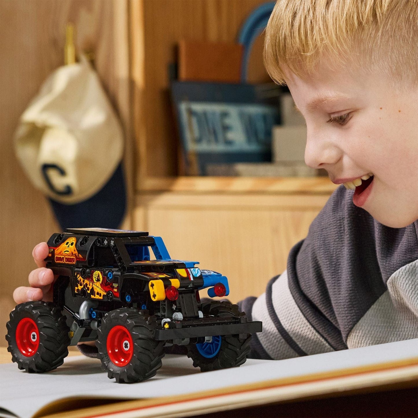 Lego Technic Monster Jam Grave Digger Fogo e Gelo monster truck com tema fogo e gelo