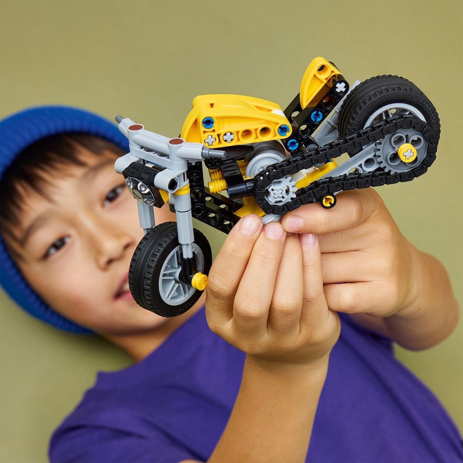 Lego Technic Mota Amarela construída em amarelo e cinzento, estilo mota desportiva, ideal para crianças 7+.