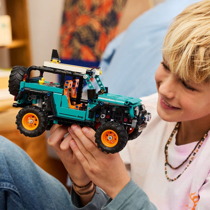 Lego Technic Jeep Wrangler Rubicon SUV turquoise off-road vehicle with orange rims and adventurous look