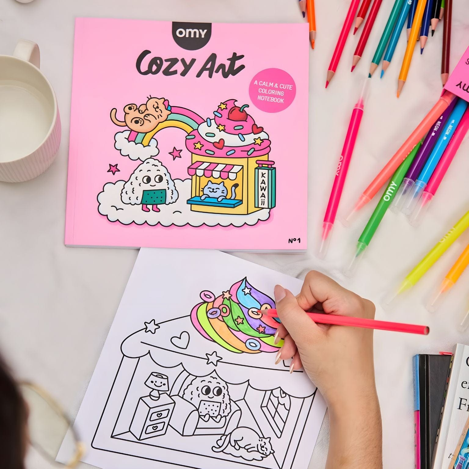Livro de Colorir Cozy Kawaii OMY com ilustração kawaii em capa rosa