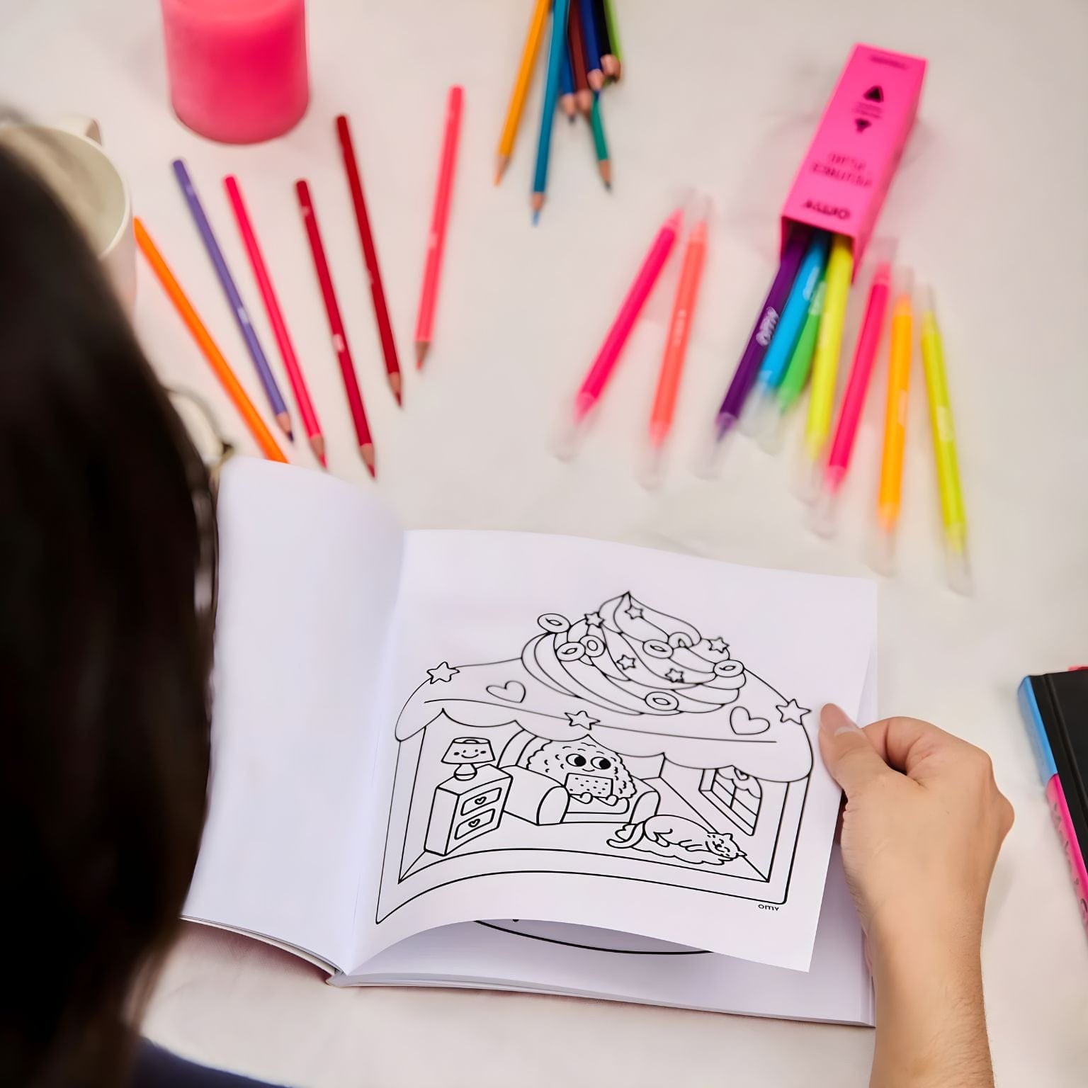 Livro de Colorir Cozy Kawaii OMY com ilustração kawaii em capa rosa