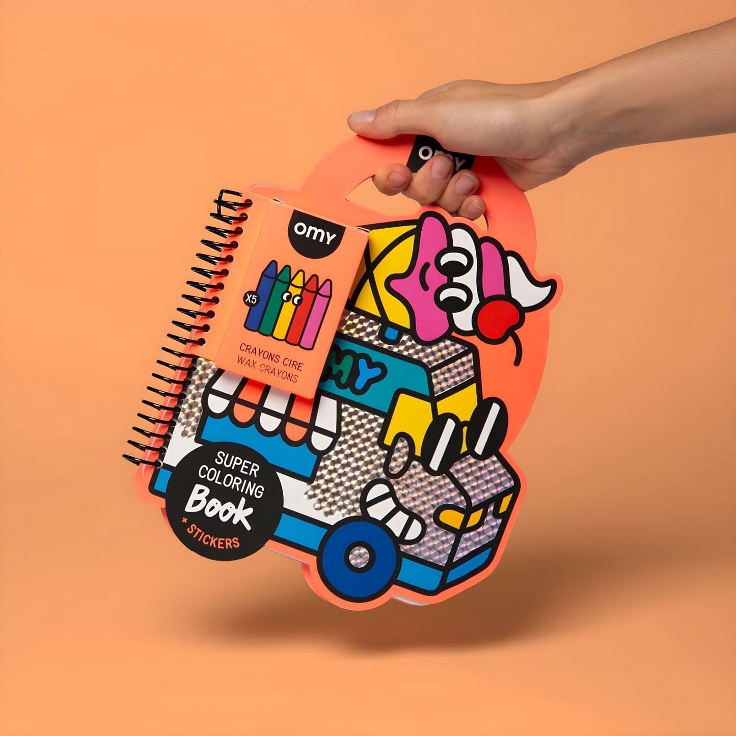 Livro de colorir e adesivos Yummy da Omy com páginas ilustradas, adesivos e lápis de cera em design divertido para crianças