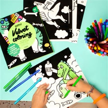 Livro de colorir em veludo Dino da Omy com ilustrações de dinossauros para colorir