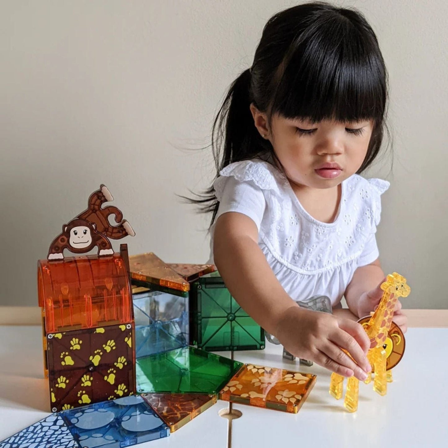 Magna-Tiles Animais do Safari com peças coloridas e animais a construir cenários de selva