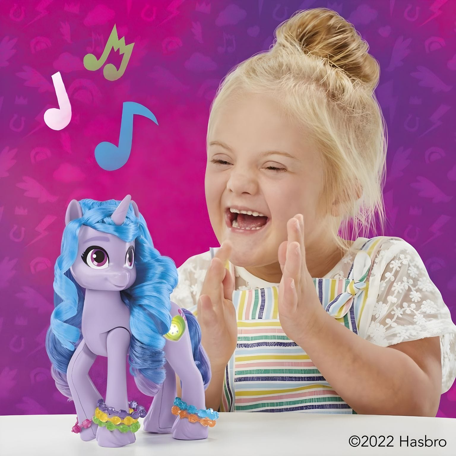 Detalhes da figura Izzy Moonbow Descobrir o Brilho com cabelo azul e acessórios
