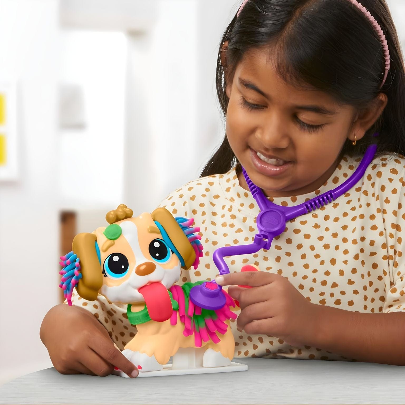 Criança a brincar com o Play Doh Kit veterinário e cachorrinho de massa colorida
