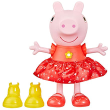 Boneca Peppa de frente, com vestido vermelho de estrelas e duas botas amarelas ao lado