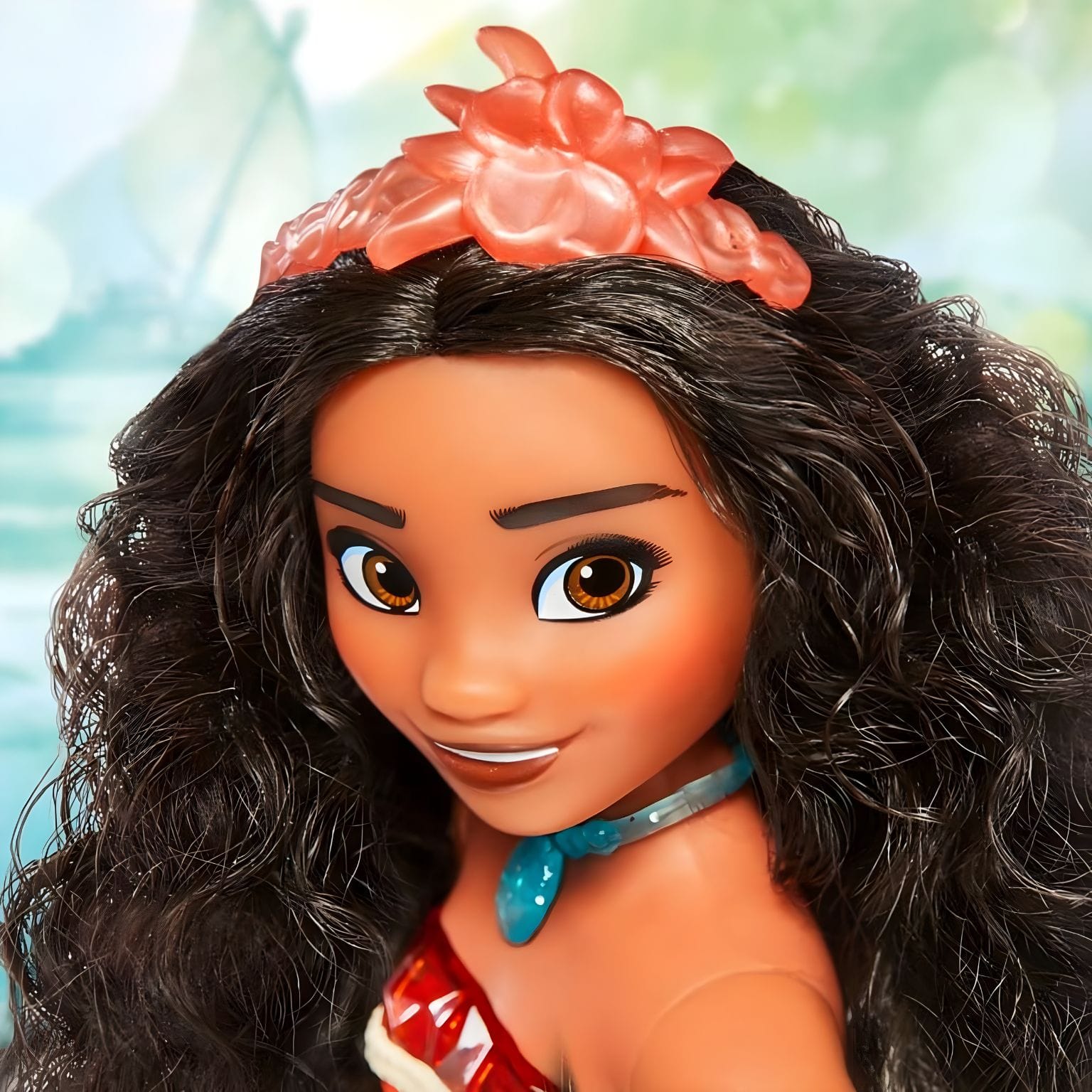 Boneca Princesa Disney Vaiana com cabelo comprido, colar azul e conjunto inspirado no filme
