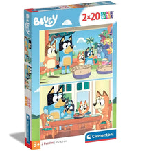 Puzzle Super Color da Bluey com duas cenas da família Bluey e personagens à mesa e junto aos brinquedos