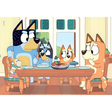 Puzzle Super Color da Bluey com duas cenas da família Bluey e personagens à mesa e junto aos brinquedos