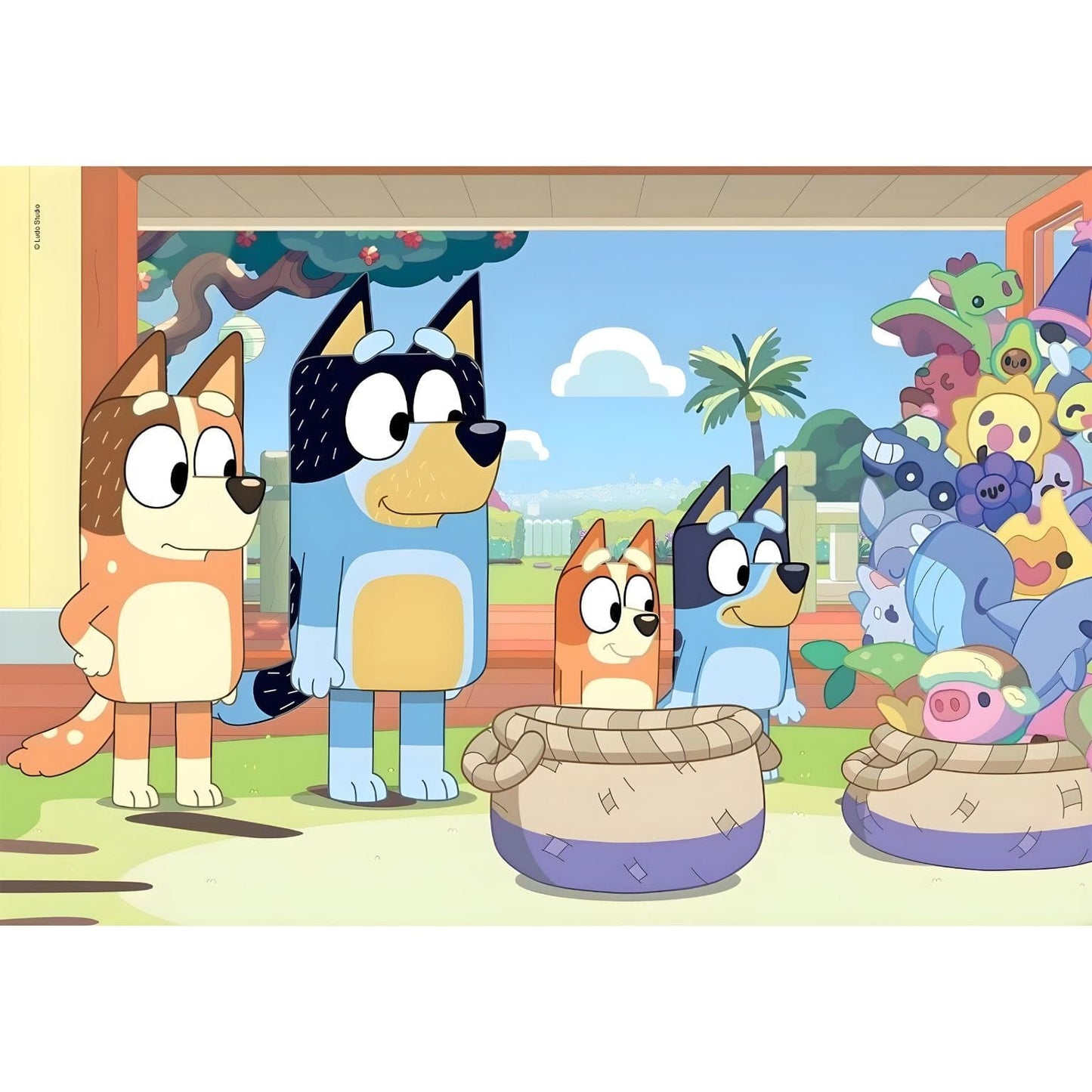 Puzzle Super Color da Bluey com duas cenas da família Bluey e personagens à mesa e junto aos brinquedos