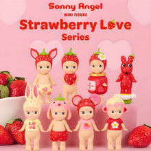 Sonny Angel Amor de Morango com visual kawaii em tons rosa e detalhes inspirados em morangos
