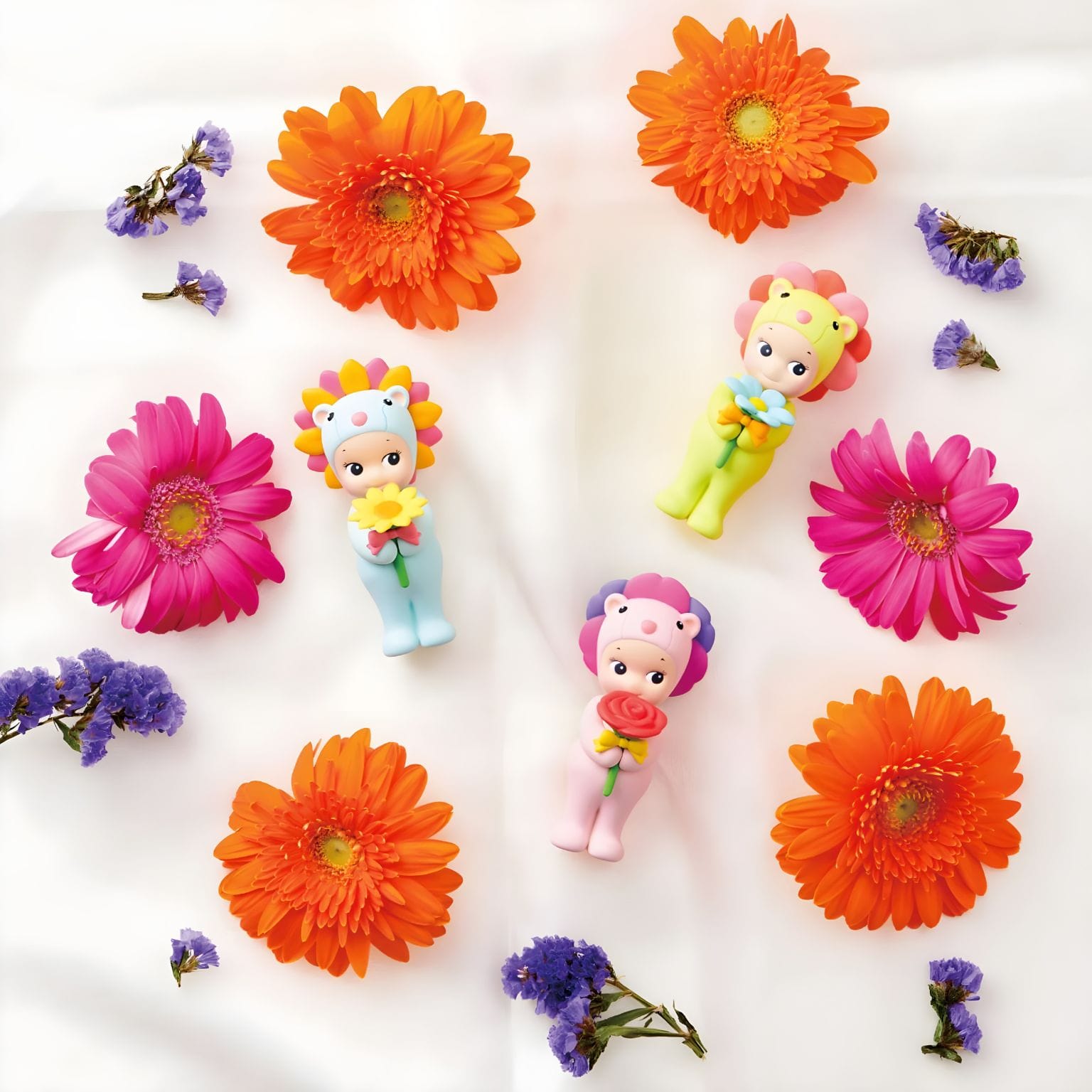 Sonny Angel Presente de flores com figuras coloridas e flores