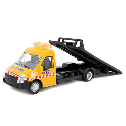 Reboque Iveco Daily laranja com a plataforma preta inclinada para carga e descarga