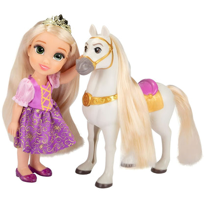 Boneca Rapunzel de vestido lilás ao lado do cavalo Maximus branco