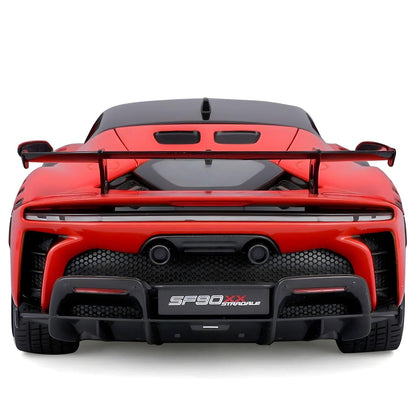 Ferrari SF90 XX Stradale visto de trás, com grande asa e difusor preto