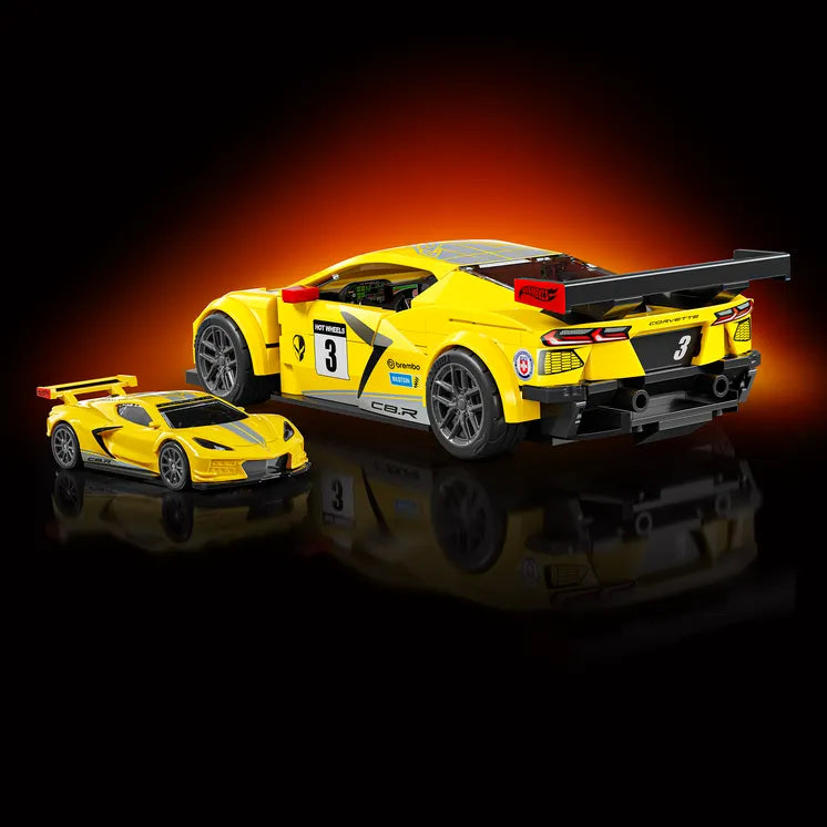 Vista traseira do Corvette C8.R amarelo montado com autocolantes de competição e miniatura Hot Wheels.