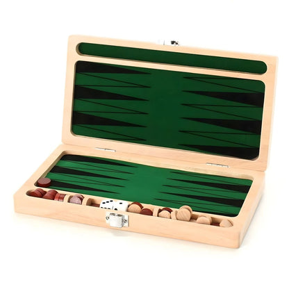 Jogo de Backgammon em madeira meio aberto com peças arrumadas
