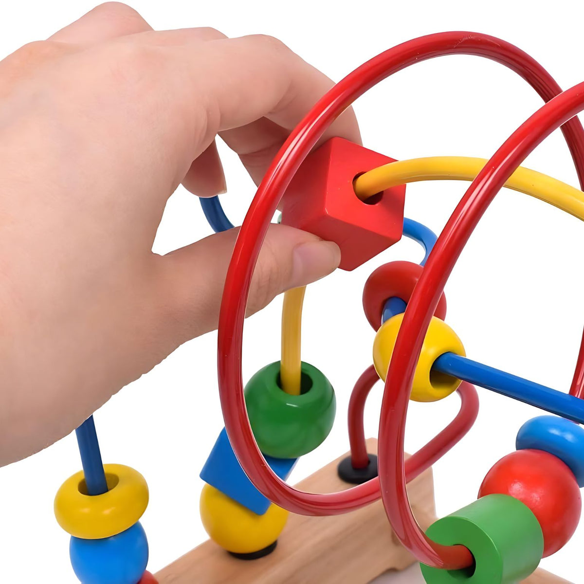 Jogo espiral com contas de madeira para explorar o movimento das contas