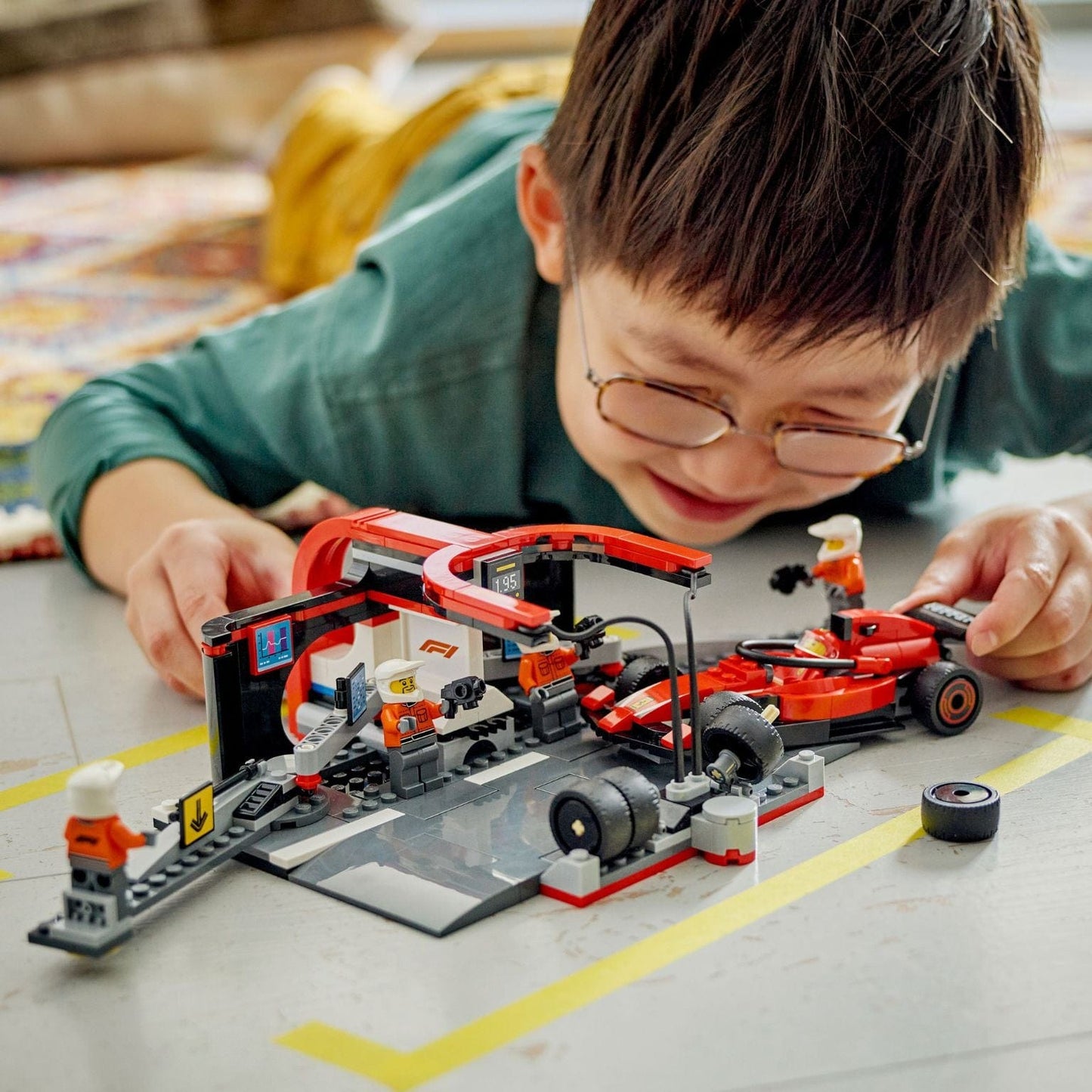 Apresentamos Lego City Boxe de F1 e Equipa da Boxe com Carro da Ferrari com o SKU 666044325 recomendado para + 6 anos