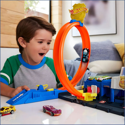 Rapaz a brincar com a pista Hot Wheels Super Esquadra de Polícia