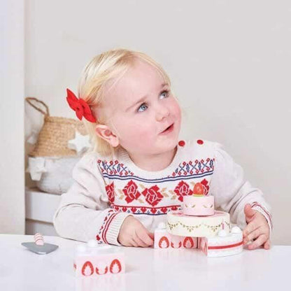 We present Wedding Cake with Strawberries with SKU 40032923 recommended for + 2 years