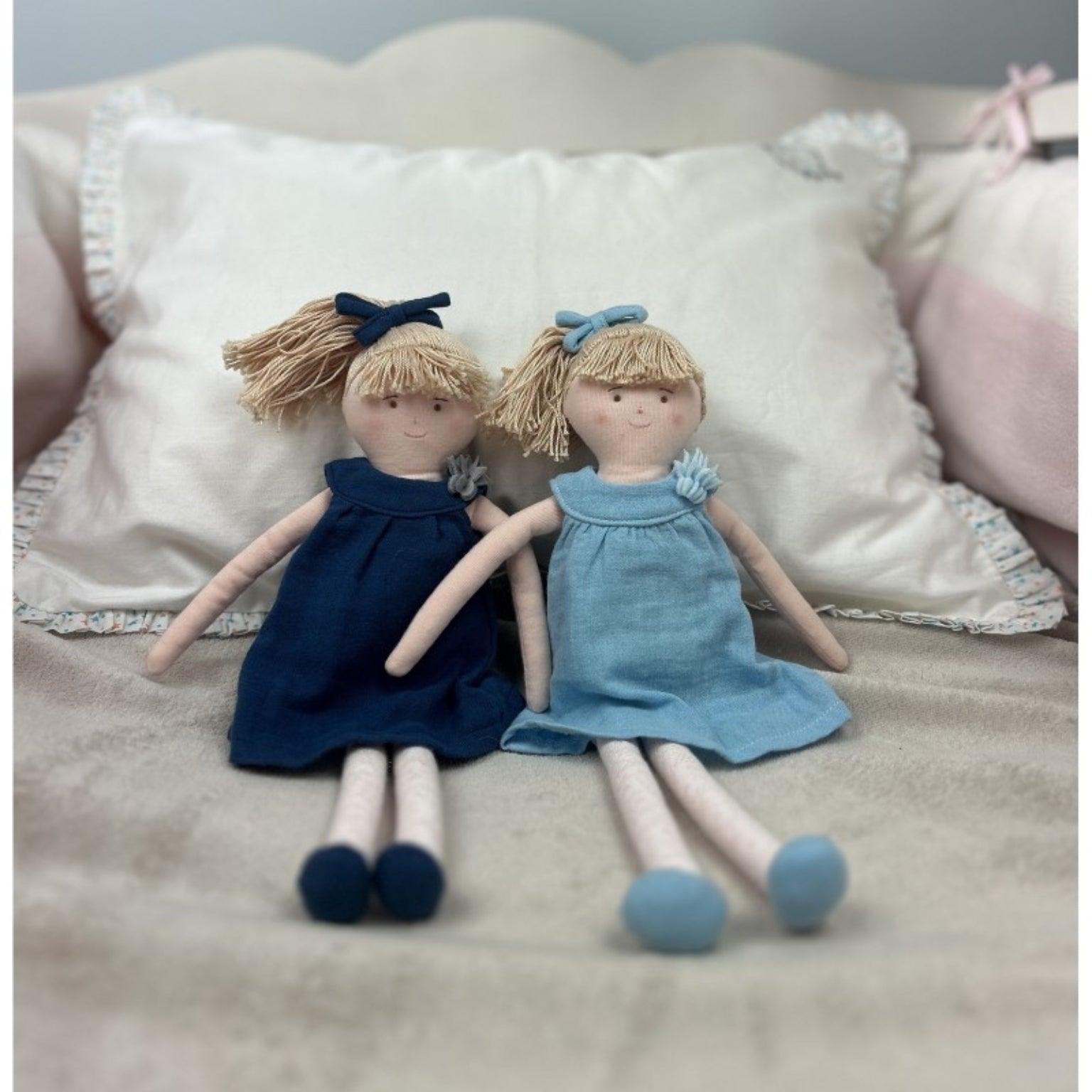 Boneca com Vestido Azul - Brincatoys