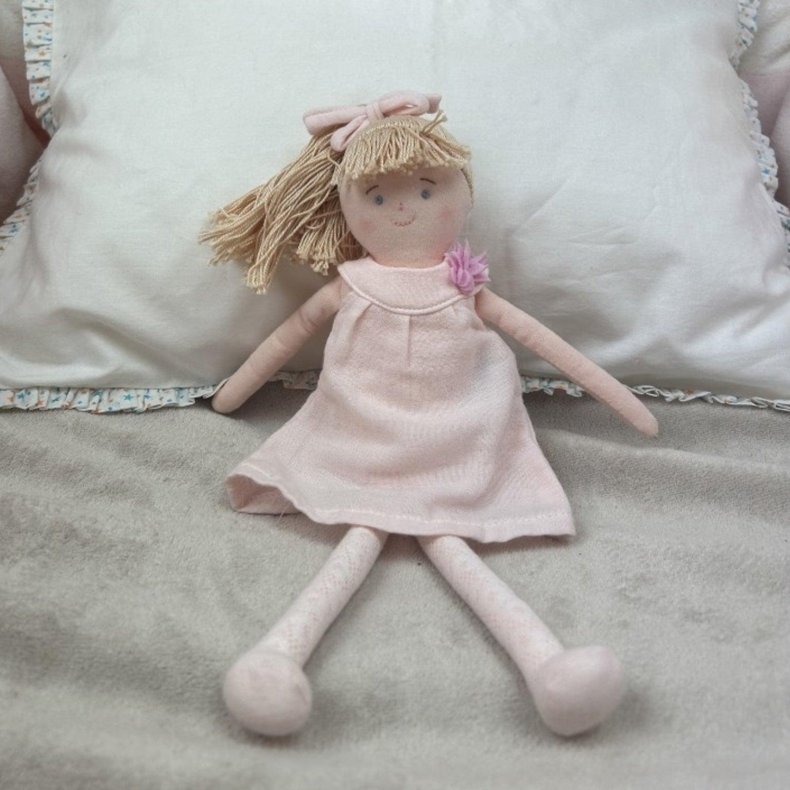 Boneca de pano com Vestido rosa - Brincatoys