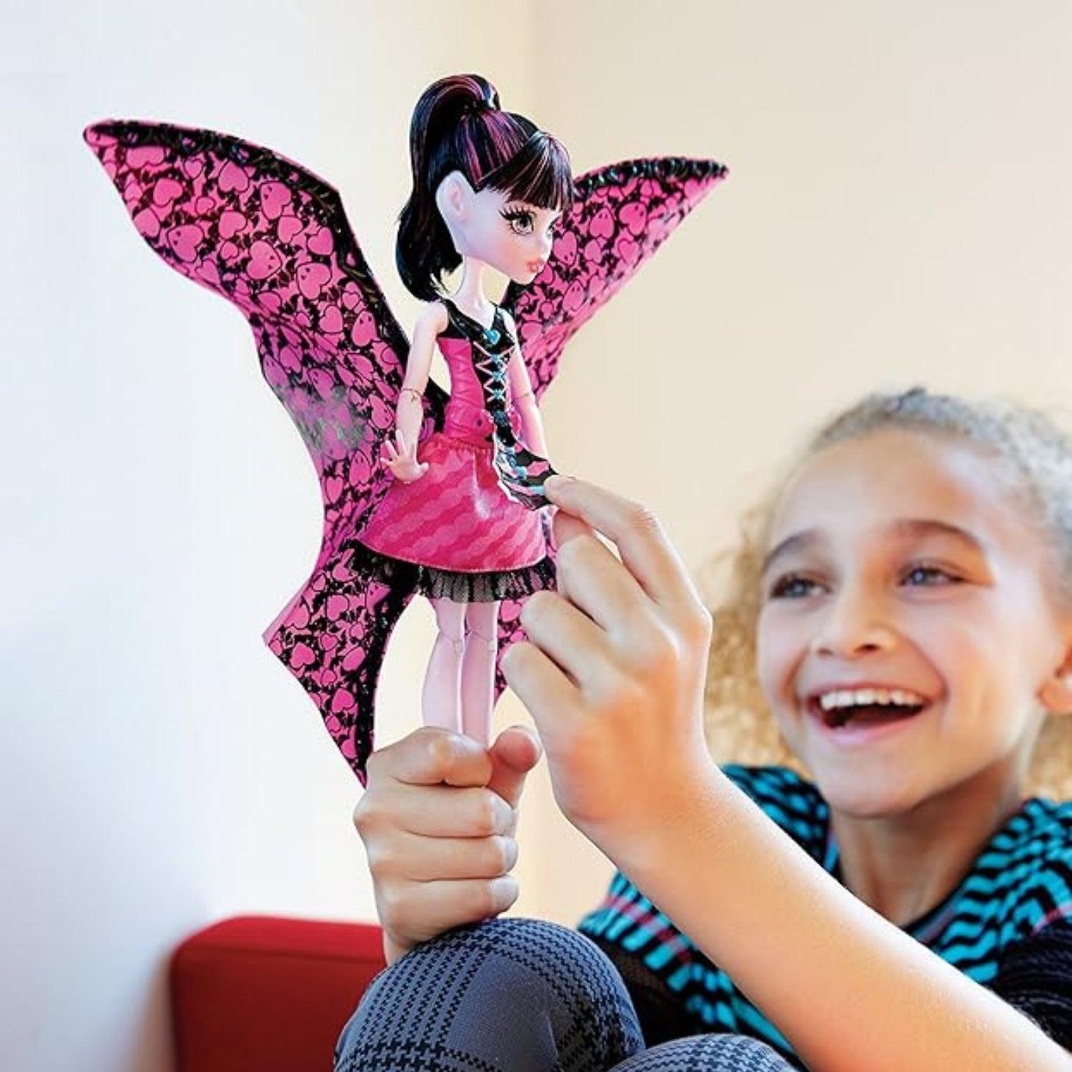 Apresentamos Monster High Draculaura Asas de Morcego com o SKU 55131321 recomendado para + 6 anos