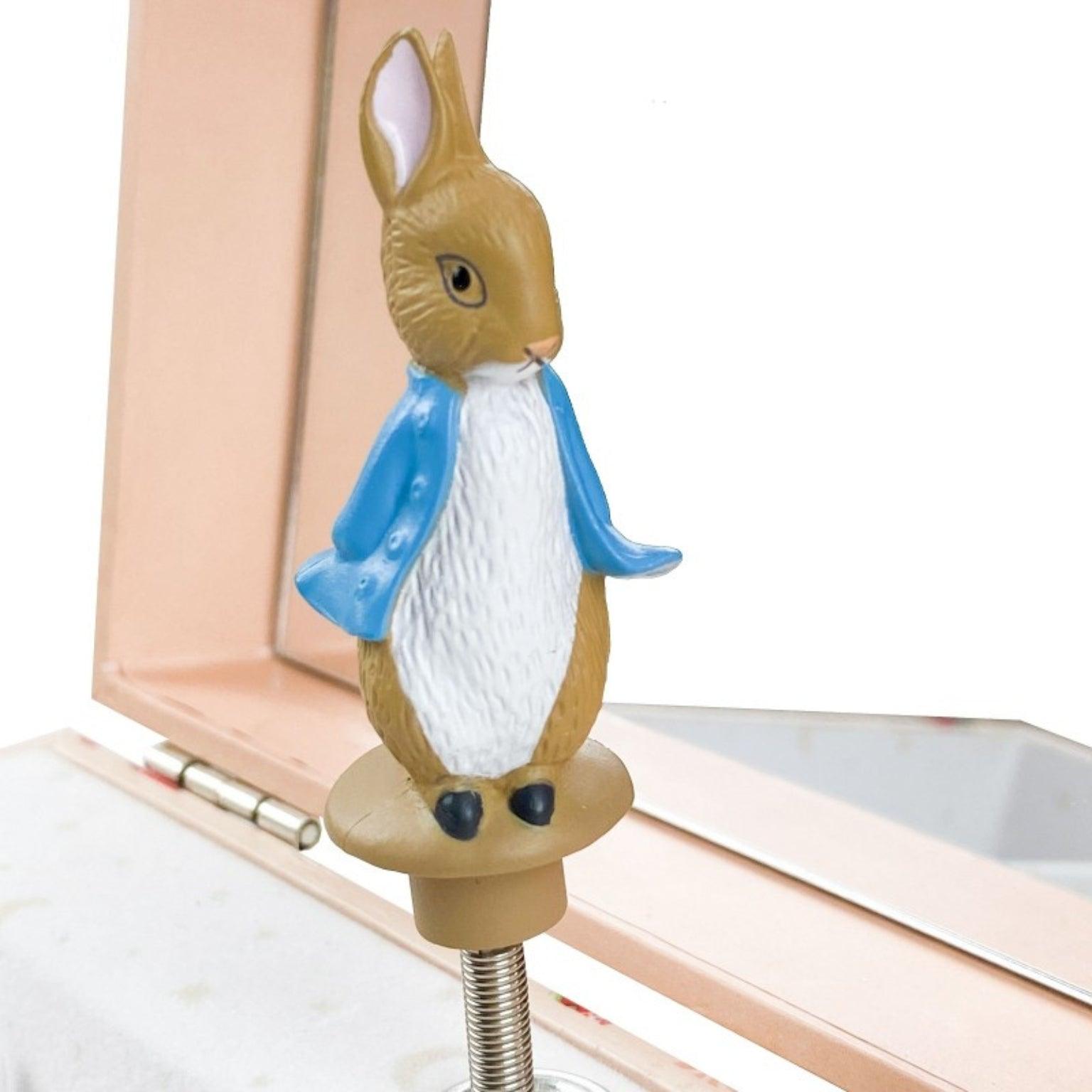Apresentamos Caixa de música com gaveta - Peter Rabbit Morangos com o SKU 796086123 recomendado para + 3 anos