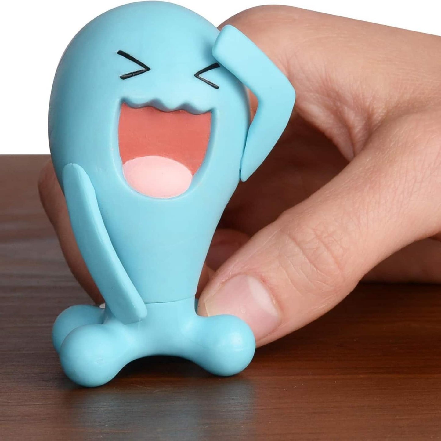 Figura de batalha Pokémon Wobbuffet azul com braços levantados em embalagem oficial