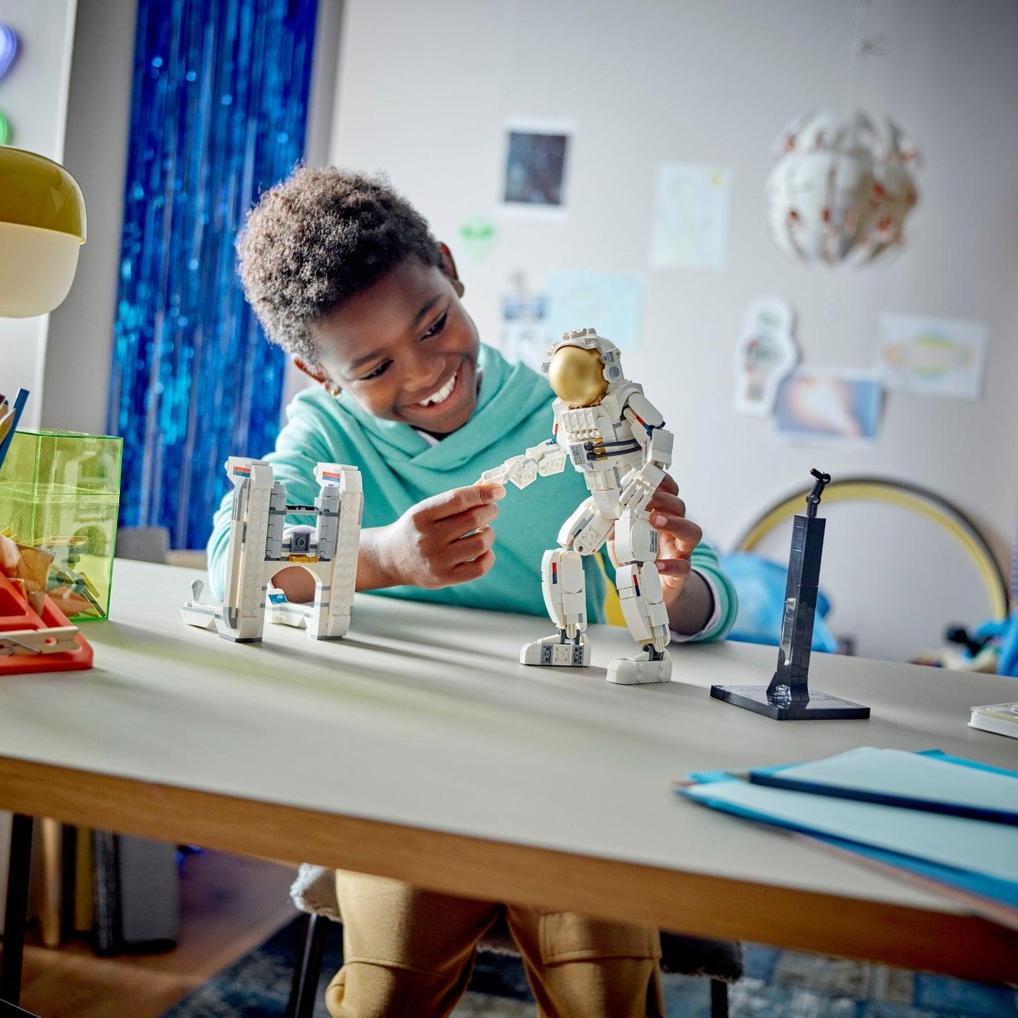 Apresentamos Lego Creator Astronauta com o SKU 663115225 recomendado para + 9 anos